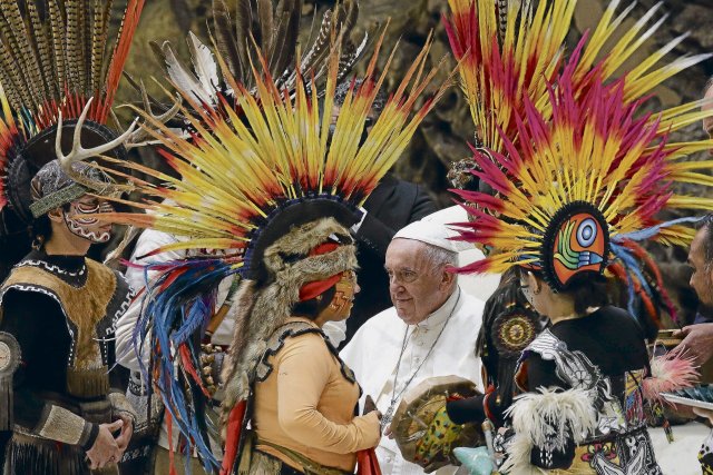 Nein, das ist nicht die Abordnung der Linken beim Papst, dem aber sehr wohl das Wohl aller Indigenen am Herzen liegt.