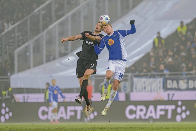 Torschütze Christoph Klarer (r.) machte Darmstadt im Derby gegen Frankfurt glücklich.