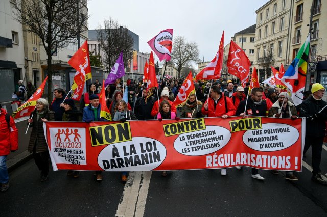 In Caen in der Normandie versammelten sich etwa 1500 Menschen, um gegen das neue Einwanderungsgesetz zu protestieren. Hier die Spitze des Demonstrationszuges mit einem Transparent gegen das Gesetz, gegen Repression, Einsperrung und Abschiebungen und für eine aufnahmefreundliche Migrationspolitik.