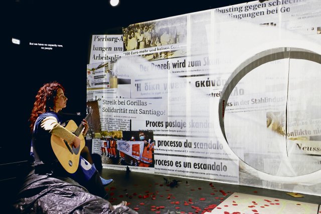 Ceren Bozkurt mit Gitarre vor der internationalen Streikberichterstattung
