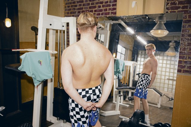 So trashig, dass es schon wieder gut ist: Justin (Jarno Mindner) post vor einem Spiegel auf der Trainingsfläche.