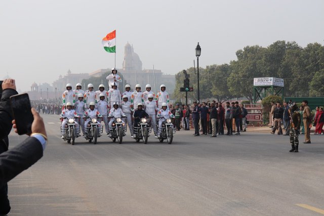 Parade mit indischer Flagge in Delhi