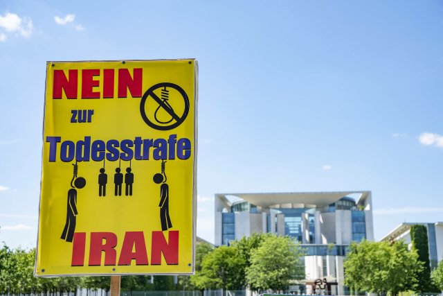 Nein zur Todesstrafe im Iran - Protestaktion vor dem Kanzleramt in Berlin
