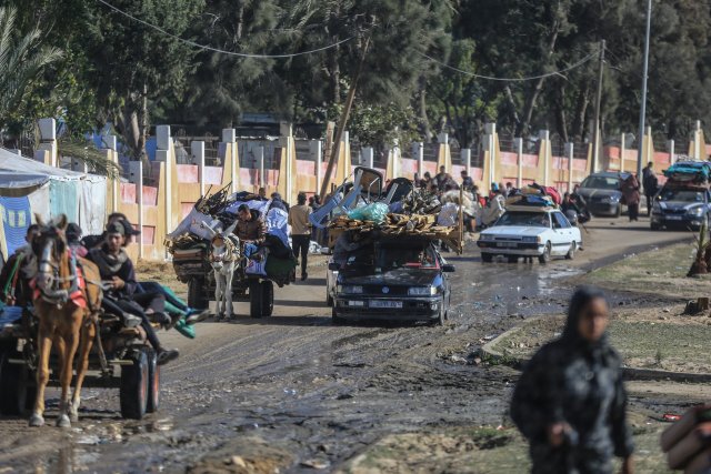 Palästinensische Familien fliehen vor den anhaltenden israelischen Angriffen auf Khan Junis in Richtung Rafah.