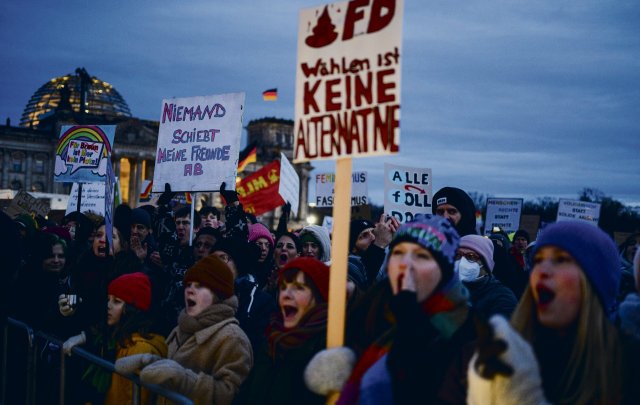 Kundgebung von »Zusammen gegen Rechts« vor dem Bundestag in Berlin mit 350 000 Teilnehmenden. Ähnlich viele demonstrierten in München, mindestens 150 000 in Hamburg.
