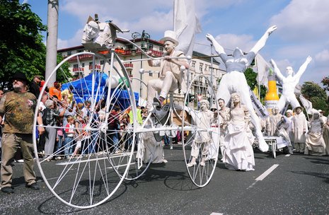 Musiker und Tänzer aus allen Erdteilen waren beim Karnevalsumzug am Pfingstsonntag in Berlin-Kreuzberg vertreten. Die polnische Formation »Via Sudetica« (oben) gewann den dritten Preis für die beste Gesamtformation.