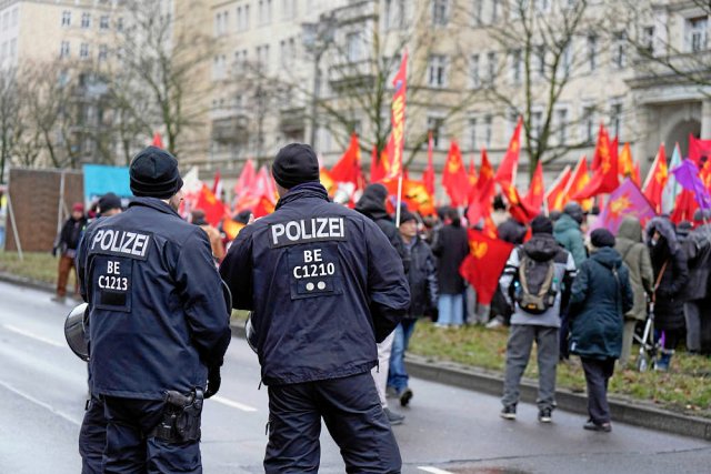 Die Polizei begleitete die Liebknecht-Luxemburg-Demonstration am 14. Januar keineswegs nur am Rande.