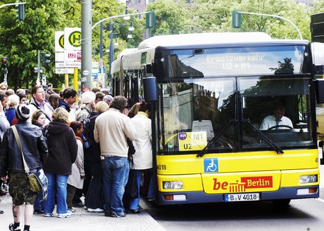 Gedr&#228;nge beim Busersatzverkehr am Senefelderplatz in Prenzlauer Berg