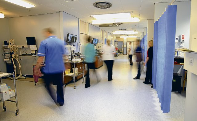 Die NHS-Krankenhäuser sind oft überlastet. Häufig kommt es zu Verzögerungen bei Entlassungen, was neuen Patienten den dringend benötigten Zugang zur Behandlung verwehrt.