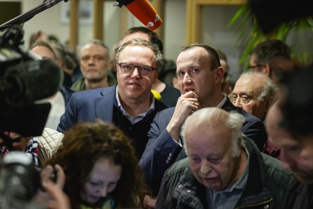 CDU-Kandidat Christian Herrgott und Dr. Mario Voigt, Oppositionschef in Thüringen, während der Auszählungsveranstaltung im Landratsamt des Saale-Orla-Kreises in Schleiz