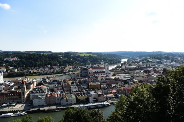 Der extrem Rechte Influencer durfte zwar nach Passau reisen. Willkommen war er allerdings nicht. Ein Café erteilt im Vorfeld ein Hausverbot, ein anderes mussten Sellner und Anhängerschaft verlassen.