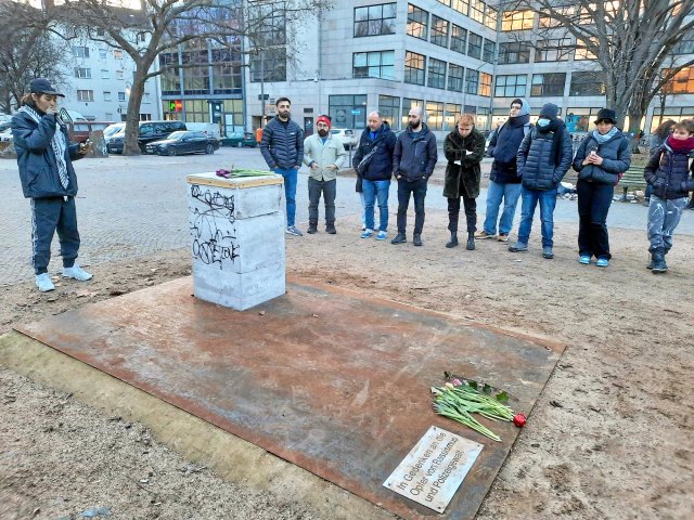 Nach der Zerstörung: Kundgebung am Denkmal für die Opfer von Rassismus und Polizeigewalt auf dem Oranienplatz
