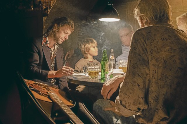 Generationen-Treffpunkt: Ein Wiener Beisl mit Gitarre, Vater, Sohn, Stammgastfamilie