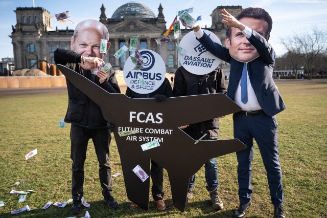 Protestaktion der Kampagne »FCAS stoppen!« vor dem Bundestag.
