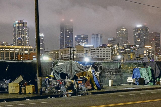 Diesseits und jenseits: Die tiefe Spaltung der US-Gesellschaft in »Oben« und »Unten« ist vor allem in Großstädten wie Los Angeles deutlich sichtbar, dort die luxuriösen Wolkenkratzer, hier die armseligen Behausungen Obdachloser.