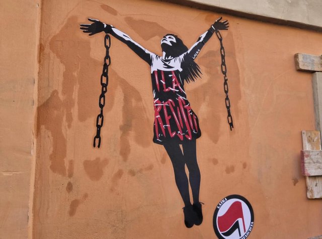 Graffiti in Solidarität mit der in Budapest in Ketten gelegten Ilaria S.
