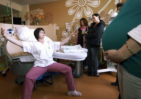 Hebamme Yvonne Schindei erkl&#228;rt Entbindungsvarianten in einem Krei&#223;saal in der HELIOS Klinik in Berlin-Buch.