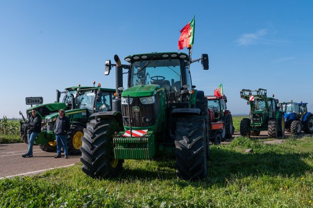Mit Traktoren blockieren portugiesische Landwirte die Autobahn 6 nahe der Grenze zu Spanien.