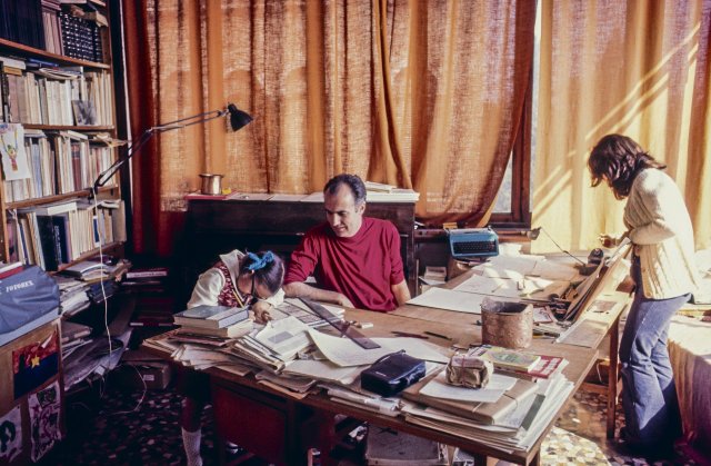 Die Frau sortiert Notenblätter, die Tochter übt sich im Schreiben – der Komponist Luigi Nono in seinem Haus, 1972