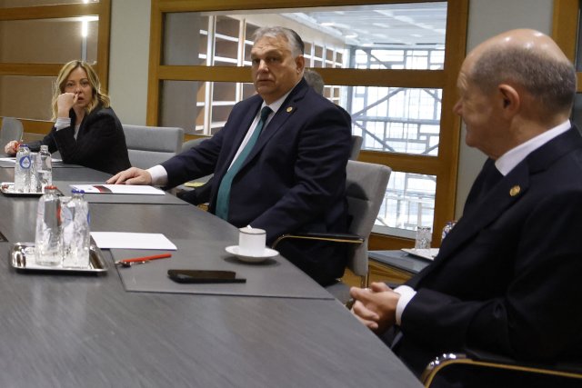 Italiens Ministerpräsidentin Giorgia Meloni und Bundeskanzler Olaf Scholz nahmen in Brüssel Ungarns Regierungschef Viktor Orbán (Mitte) in die Zange.