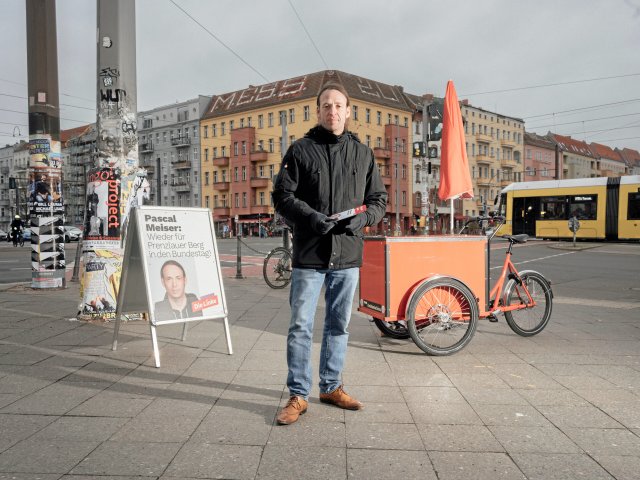 Hat etwas zu verlieren und kämpft um jede Stimme: Der Bundestagsabgeordnete Pascal Meiser (Linke) am Freitag an der Prenzlauer Allee, Ecke Danziger Straße.