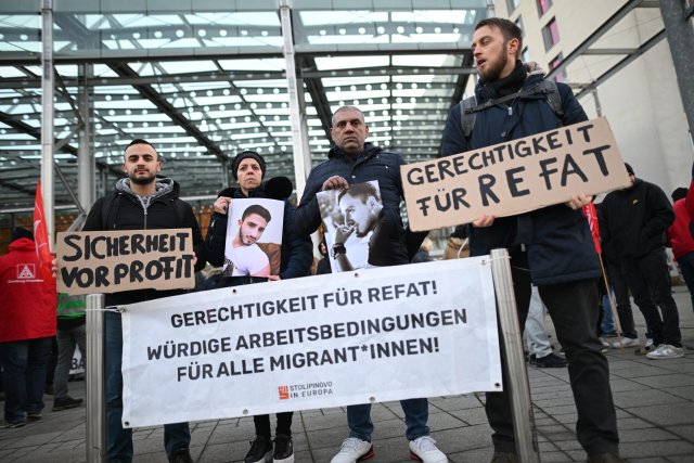Aktive von den Kritischen Aktionären und Angehörige des verstorbenen Leiharbeiters Refat Süleyman protestierten am Freitag vor der Hauptversammlung von Thyssenkrupp im Bochumer Ruhr-Congress.