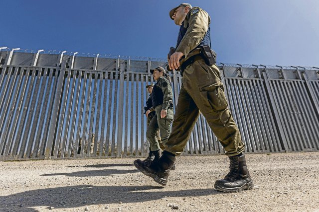 Die griechische Polizei am Zaun an der Landgrenze zur Türkei (Symbolbild).