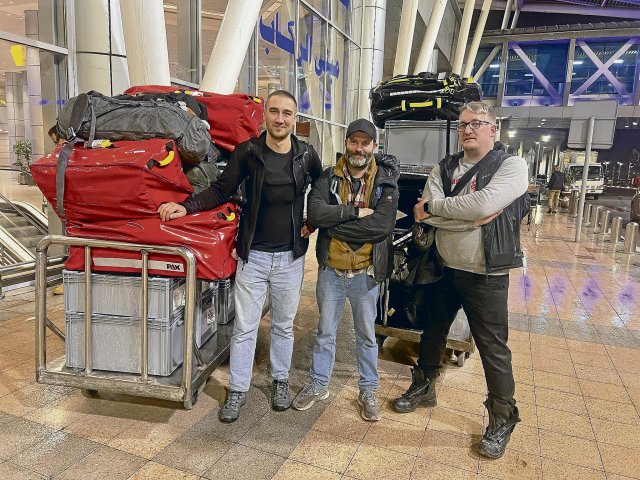 Zusammen mit 800 Kilo Gepäck: Das erste Einsatzteam von Cadus ist in Ägypten gelandet.