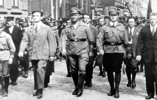 John Schehr (l.) neben Ernst Thälmann (2.v.l.) bei einer Demonstration der KPD am 4. Mai 1928