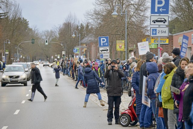 Fast kein Ende zu sehen ist am Sonntag bei der langen Menschenkette in Wandlitz.