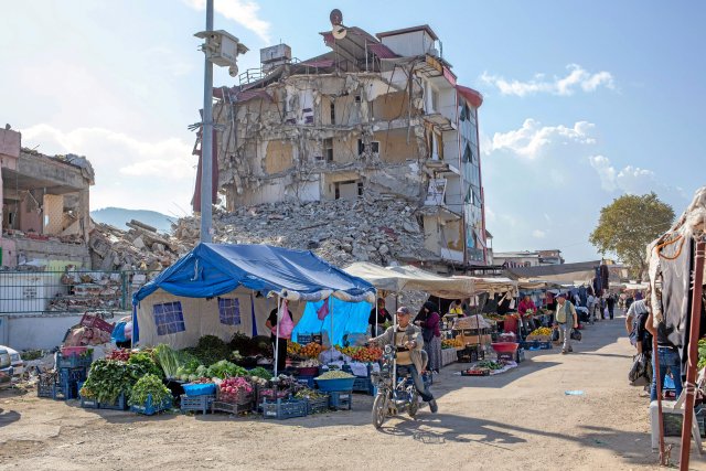 Alltag zwischen Ruinen in Antakya. Die Spuren des Erdbebens sind in der Region Hatay auch nach einem Jahr noch überall gegenwärtig.