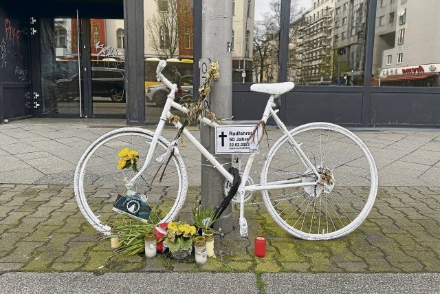 Ein weißes Fahrrad an der Stelle, an der einer der zwei Verkehrstoten in der Kanstraße in den vergangenen Jahren starb.