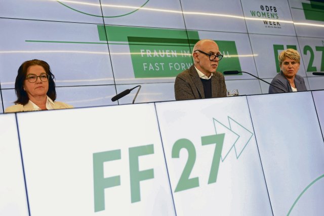 Mit dem Programm »FF 27« will der DFB um Generalsekretärin Heike Ullrich (l.), Präsident Bernd Neuendorf (M.) und Strategiechefin Doris Fitschen die Fußballerinnen fördern.