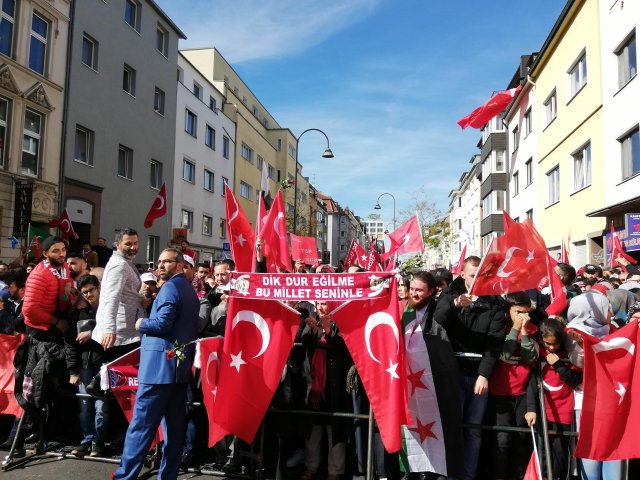 Fans des türkischen Präsidenten Erdoğan bei dessen Besuch zur Eröffnung der Ditib-Zentralmoschee 2018 in Köln.