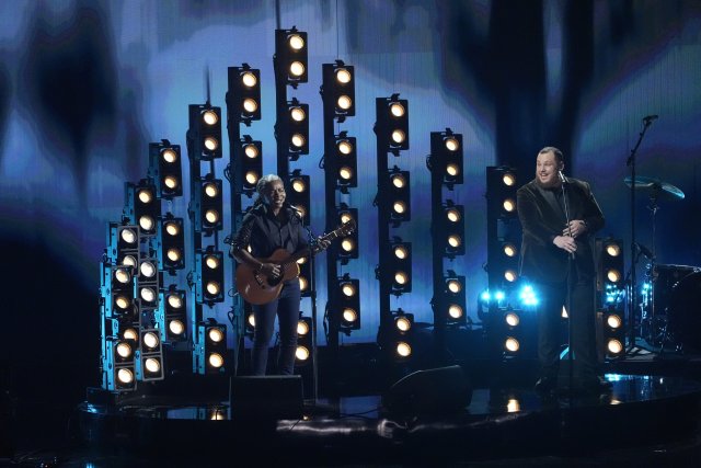 Tracy Chapman und Luke Combs singen »Fast Car« während der Verleihung der 66. jährlichen Grammy Awards.