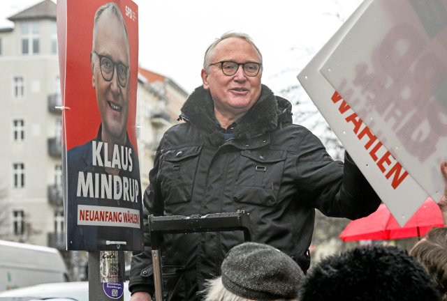 Klaus Mindrup (SPD), Bundestagsabgeordneter für Pankow, wirbt in seinem Wahlkreis mit »Neuanfang«.
