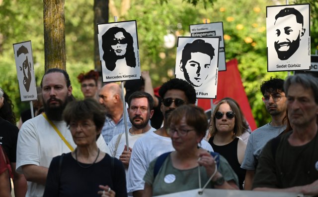 Demonstrierende halten in Wiesbaden im Juli 2023 Bilder von Opfern der Morde von Hanau hoch. 19. Februar jährt sich der rassistische Anschlag zum vierten Mal.