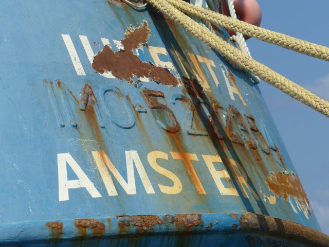 Das einst unter niederländischer Flagge fahrende Rettungsschiff verrottet im Hafen von Trapani, verschiedene Organisationen haben deshalb Strafanzeige gestellt.
