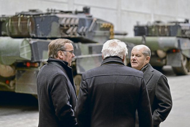 Kanzler und Verteidigungsminister am Montag in Unterlüß im Gespräch mit Rheinmetall-Chef Papperger