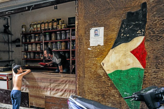 Im palästinensischen Flüchtlingslager Schatila im Süden von Beirut: An einem Laden ist das historische Gebiet Palästinas in den Farben der palästinensischen Flagge abgebildet.