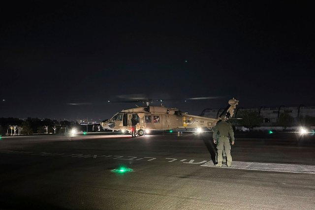 Dieses vom israelischen Militär zur Verfügung gestellte Bild zeigt einen Hubschrauber der israelischen Luftwaffe mit zwei befreiten Geiseln im Sheba Medical Center in Ramat Gan, Israel. Das israelische Militär hat zwei Geiseln aus der Gefangenschaft im Gazastreifen befreit. Die beiden Männer befänden sich in gutem Zustand.