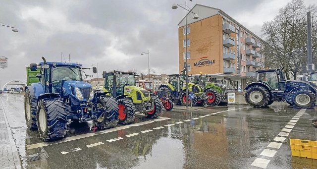 Landwirte blockieren am Montag in Frankfurt (Oder) mit ihren Traktoren den Grenzübergang nach Polen.