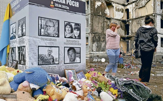 Ort der Trauer: Am 28. April schlug in der Komarowstraße in Uman in einem neunstöckigen Hochhaus eine russische Rakete ein und tötete 23 Menschen, darunter sechs Kinder.