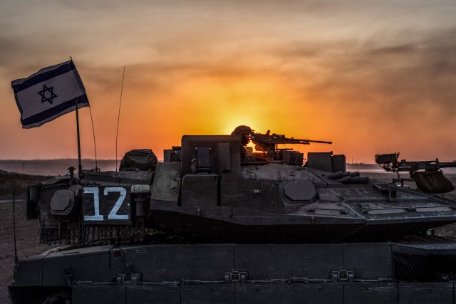 Israelischer Panzer ist in der Nähe der Grenze zwischen Israel und Gaza