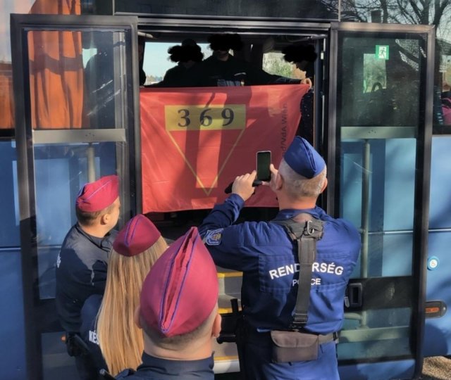 Ungarische Polizisten kontrollieren einen Bus mit Antifaschisten auf dem Weg zum Protest gegen den »Tag der Ehre« in Budapest und fotografieren sämtliches Material.