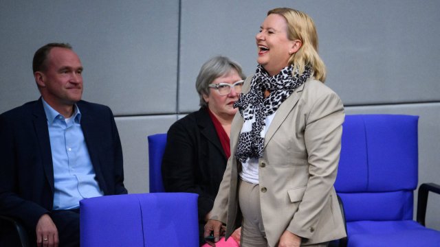 Eva Högl (SPD), Wehrbeauftragte des Bundestages, kommt zur Plenarsitzung im Deutschen Bundestag.