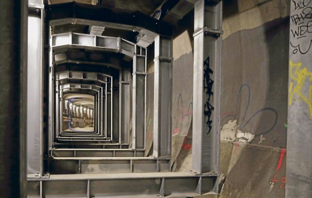 Nur noch mit Stahlträgern stabil: Der Waisentunnel unter der Spree
