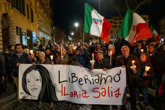 Vertreter aller Oppositionsparteien demonstrieren in Rom für die italienischen Angeklagten im Budapester Antifa-Prozess. In Deutschland interessiert sich dafür bislang nur die Linkspartei.