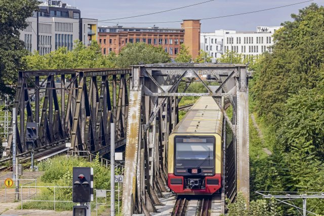 Nicht nur die Ausschreibungswirren, auch die marode Infrastruktur der Berliner S-Bahn plagen Politik und Fahrgäste.