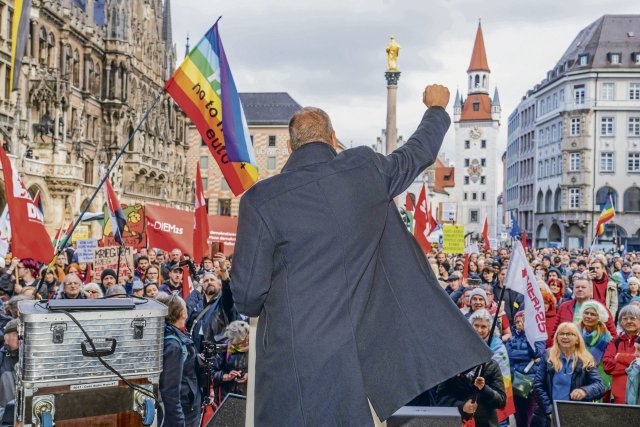 Der ehemalige griechische Finanzminister Yanis Varoufakis redet bei der Anti-Siko-Demo am Münchner Stachus.